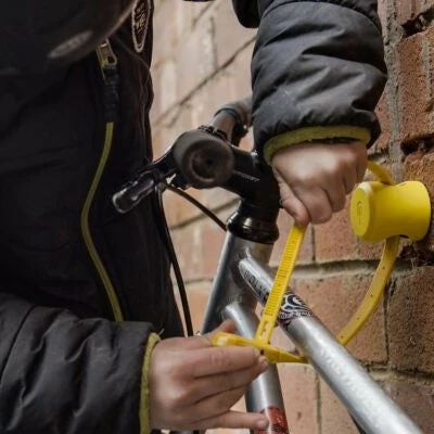 Ancre Noire Pour Vélo Avec Fixation Au Mur Ankr Mini Hiplok 3 Ancre Noire Pour Vélo Avec Fixation Au Mur Ankr Mini Hiplok – Image 3