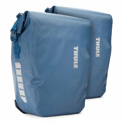Double Sacoche Bleue Sur Porte-bagages 25L Shield Pannier Thule 1 Double Sacoche Bleue Sur Porte-bagages 25L Shield Pannier Thule