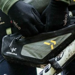 Sacoche De Cadre Bikepacking Backcountry Frame Pack Apidura 2L -Bike Boutique de vente sacoche de cadre bikepacking backcountry frame pack apidura 2l full 3